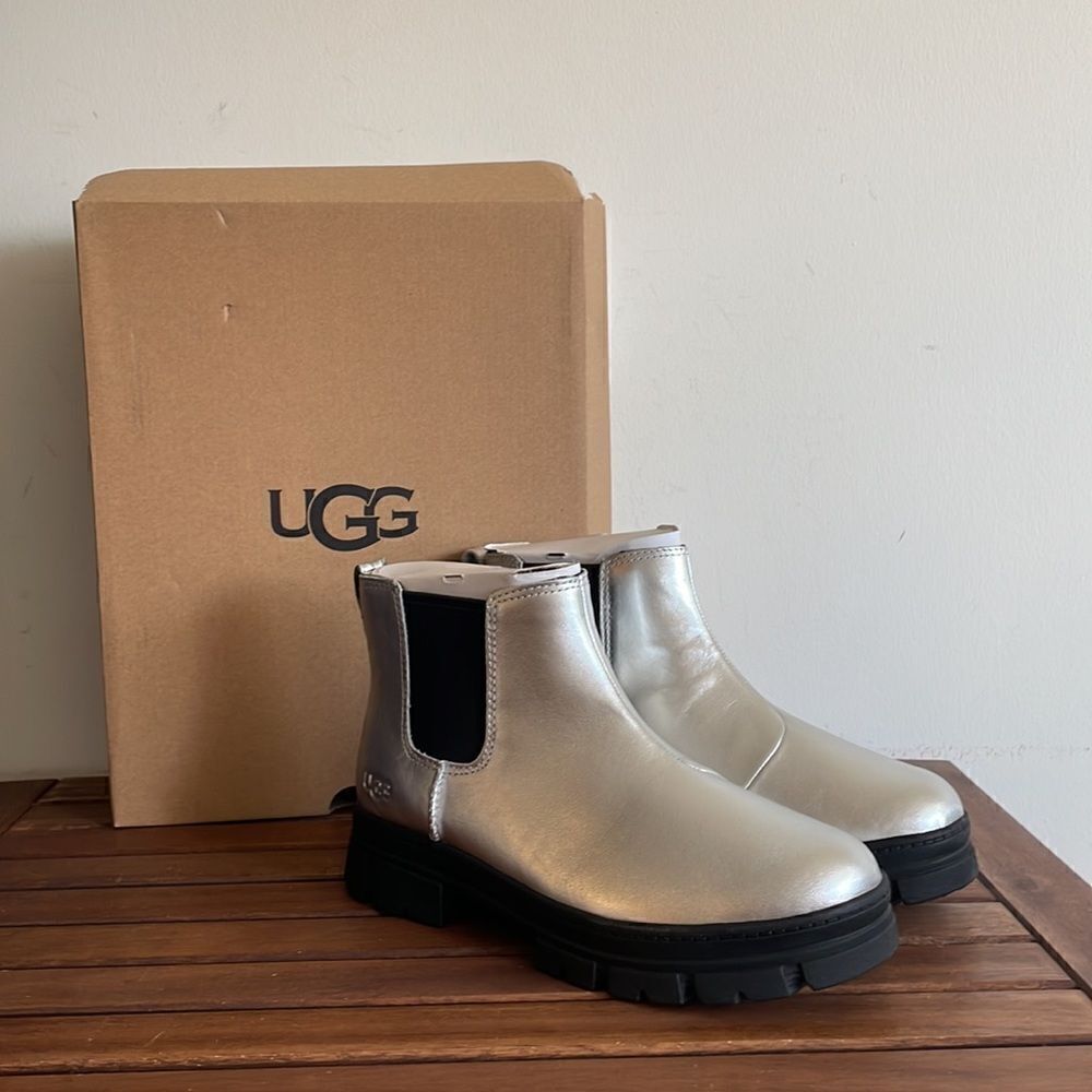 UGG Kids' Ashton Chelsea Leather Boots Silver USA Big Kid 6Y/UK5/EU38(BOX CRUSH)